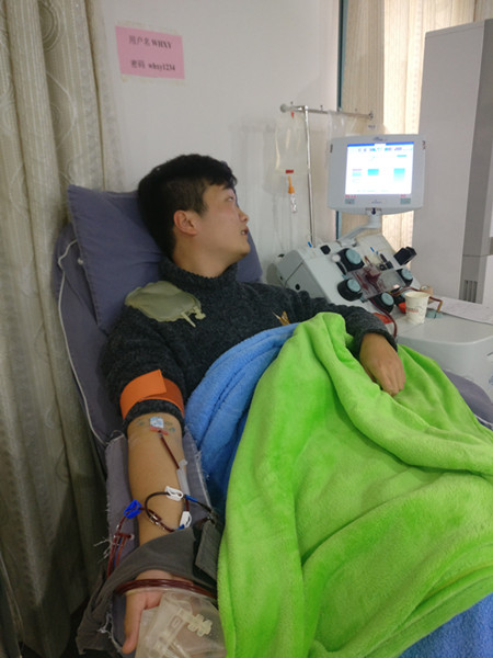 大学生志愿者刘洋正在接受血液分离机采集血小板_副本.jpg